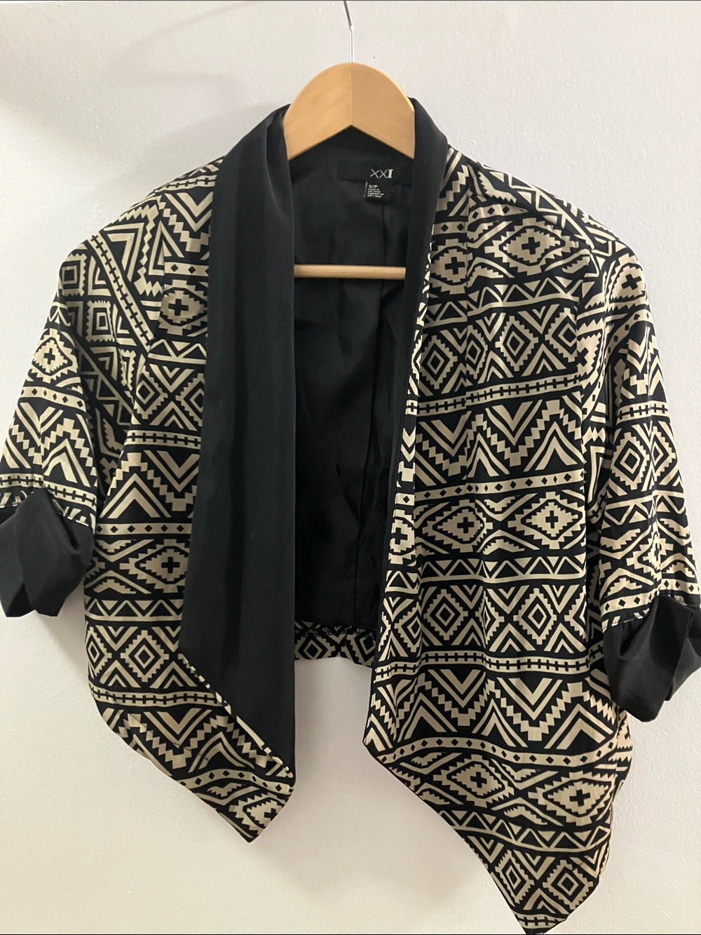 Forever 21 Black & Cream Geometric Open-Front Shrug